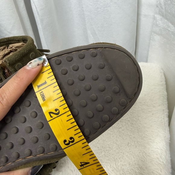 Minnetonka Women’s Soft Suede Double Fringe Side Zip Boot Olive Green Sz 9 - Picture 10 of 12